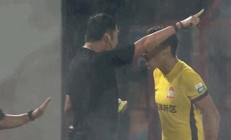 九游娱乐官方-比赛中出现争议判罚，球迷不满