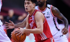 九游娱乐网页-球员在比赛中展现出非凡的篮球天赋