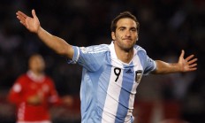 九游体育平台-意甲焦点战之夜，范弗利特持续制造杀伤，改写比赛格局