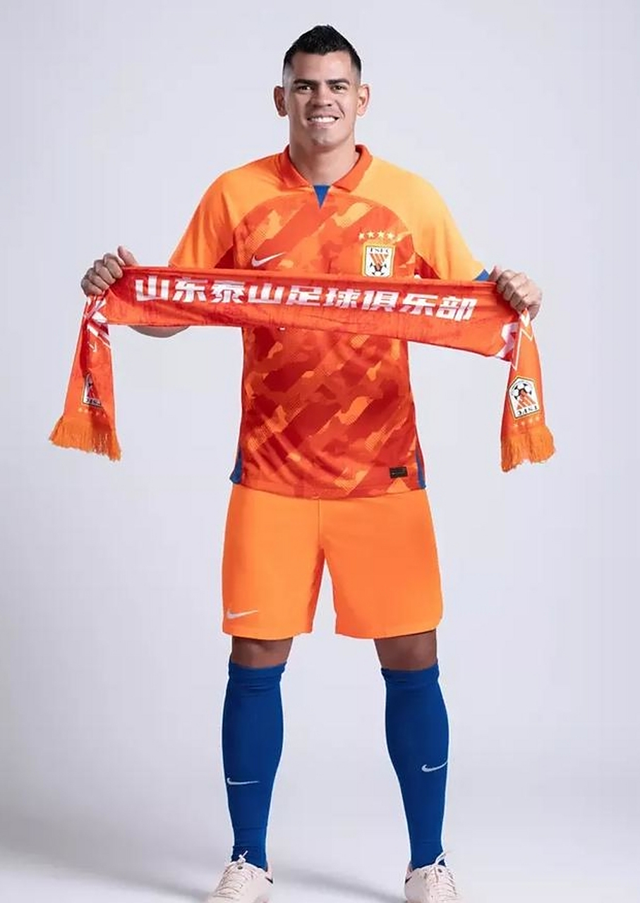 包含门将表现神勇，关键时刻拯救球队于危难之中的词条