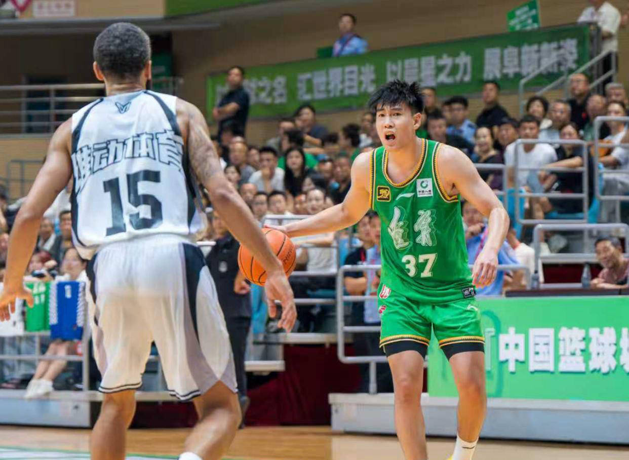 年轻球员崭露头角，成为球队得分王的简单介绍