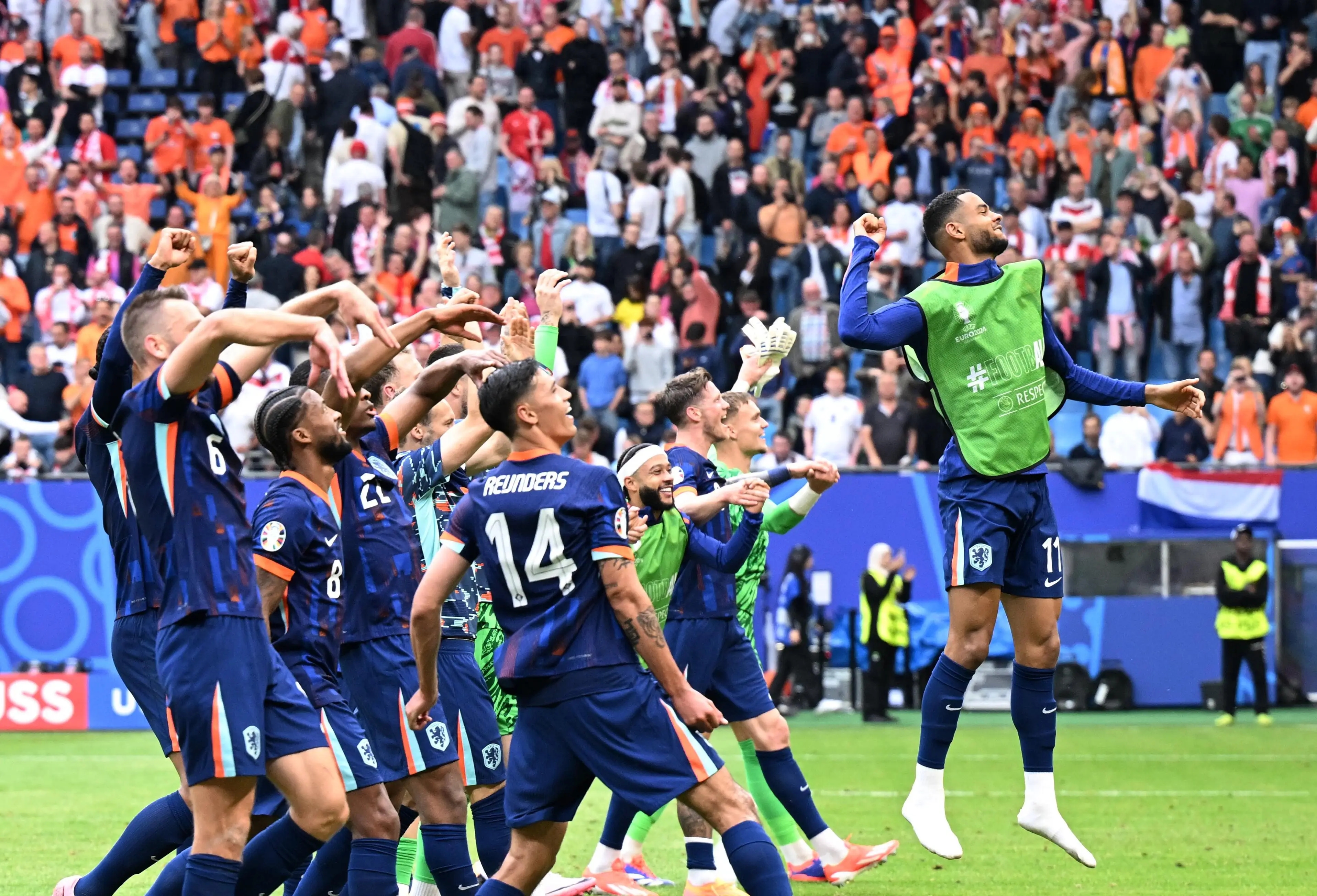 欧洲足球盛宴继续燃烧，队伍展现团结力量的简单介绍