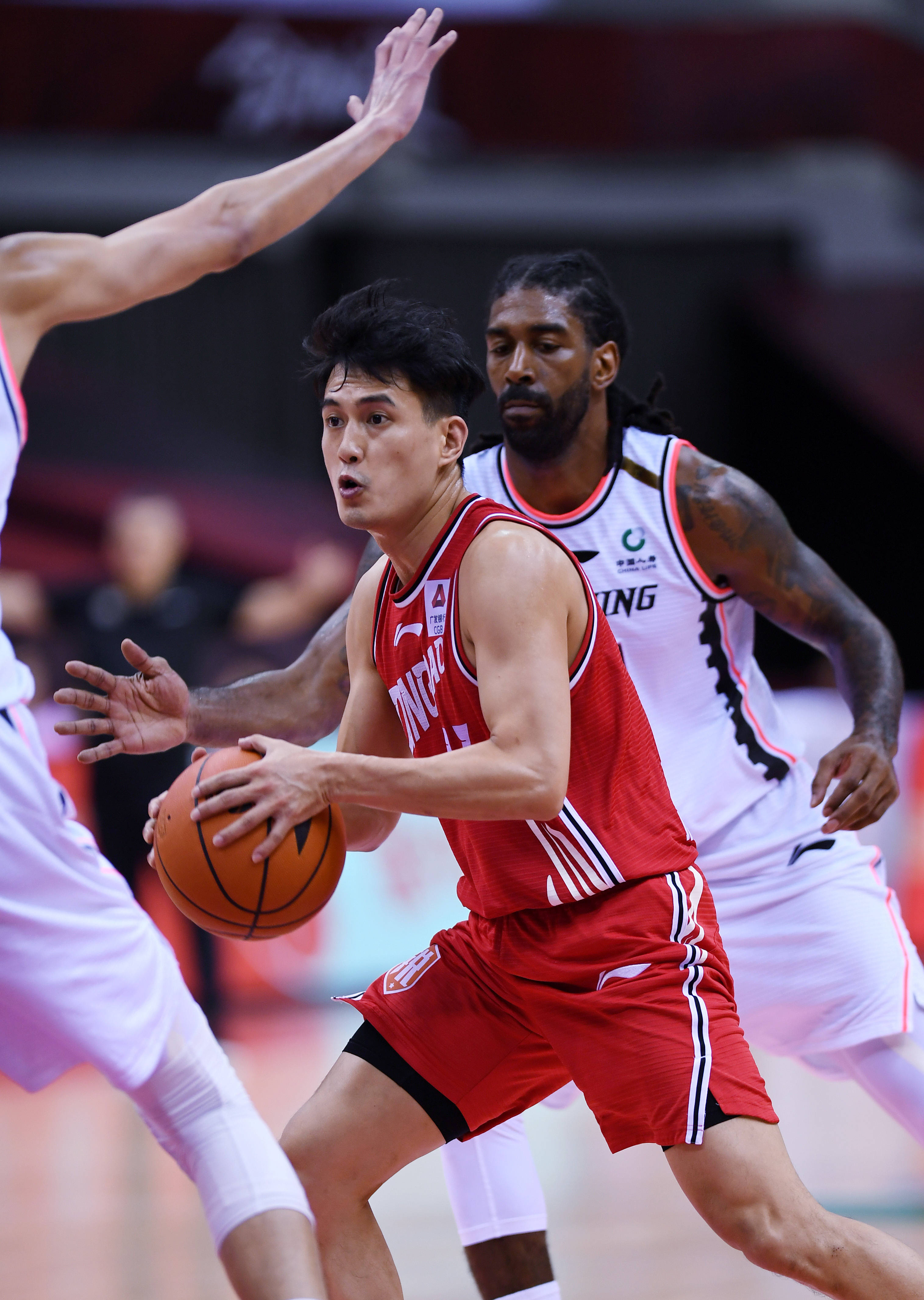 球员在比赛中展现出非凡的篮球天赋