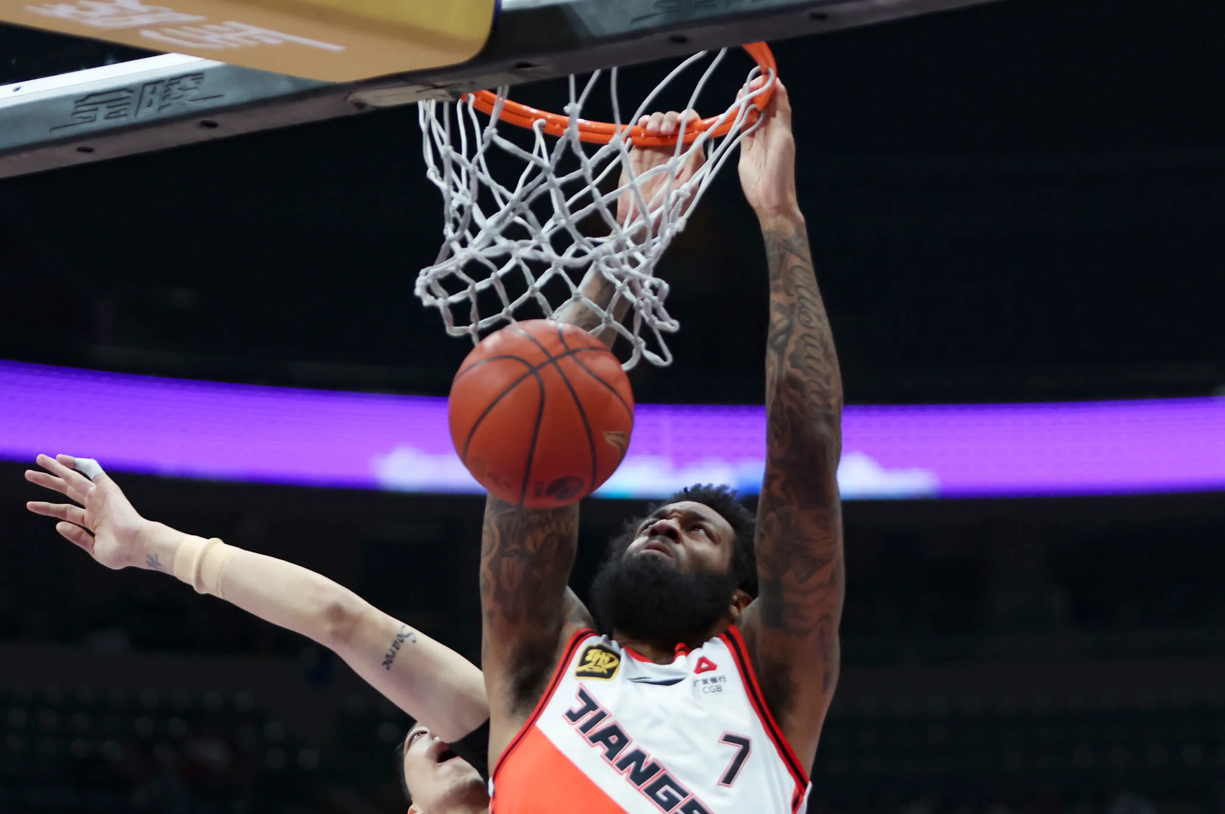 球员在比赛中展现出非凡的篮球天赋