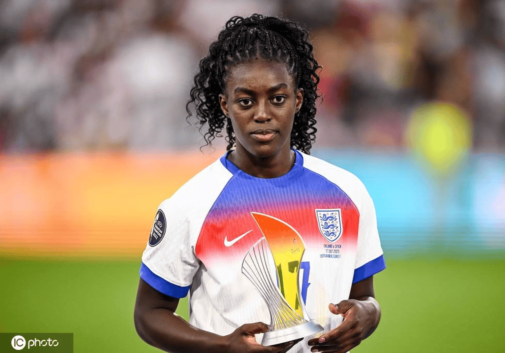 英格兰队依靠年轻前锋实现逆转比赛