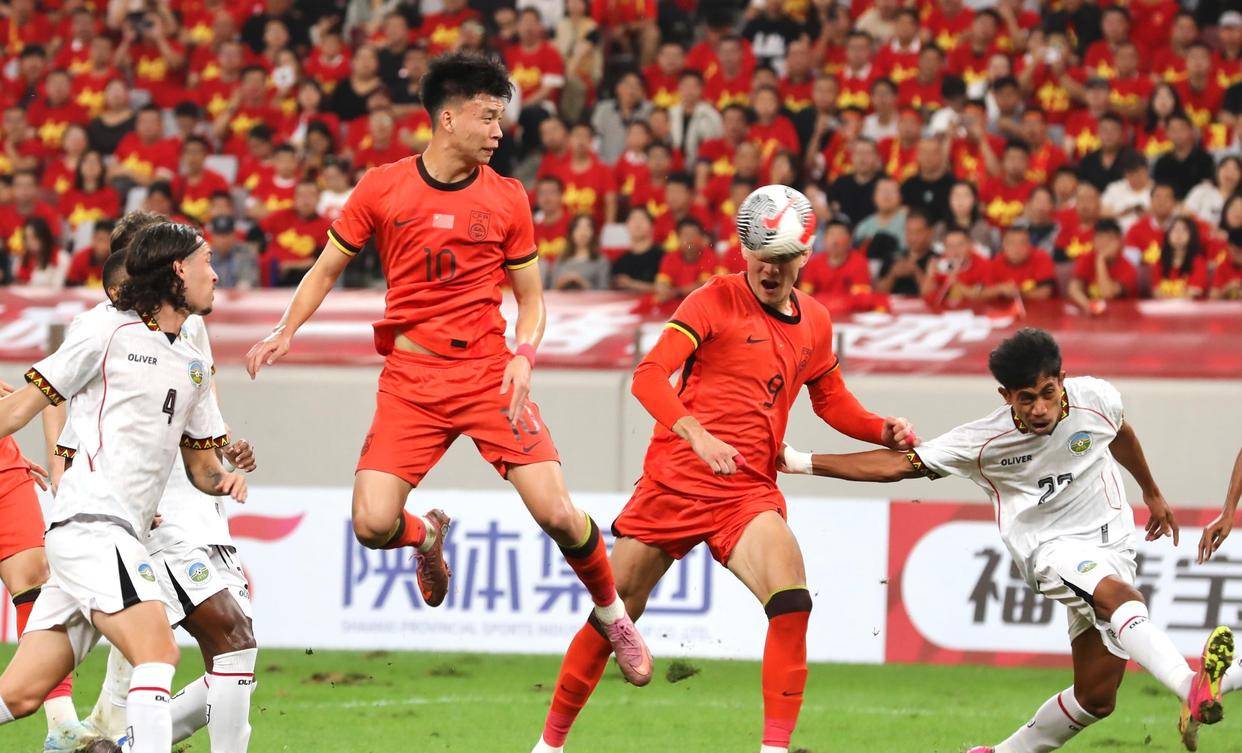 一支实力强劲的球队在比赛中轻松获胜