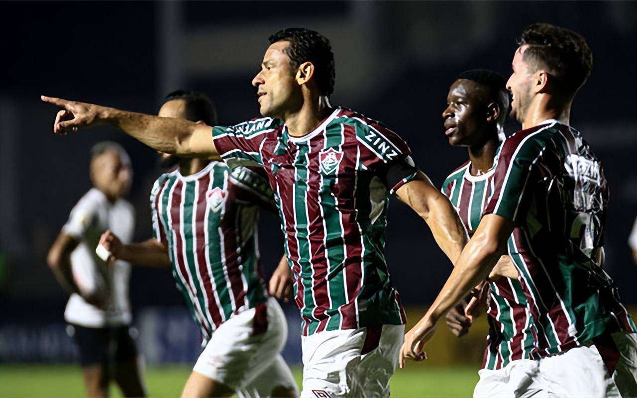 一支实力强劲的球队在比赛中轻松获胜