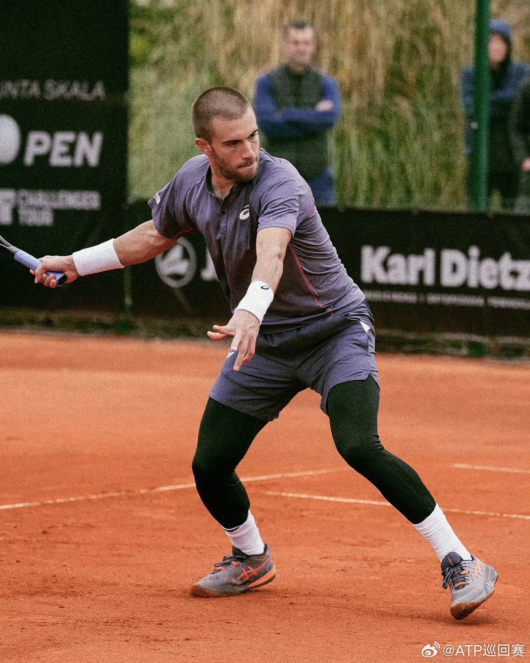 关于欧洲男选手奋力拼搏，拿下第一名的信息