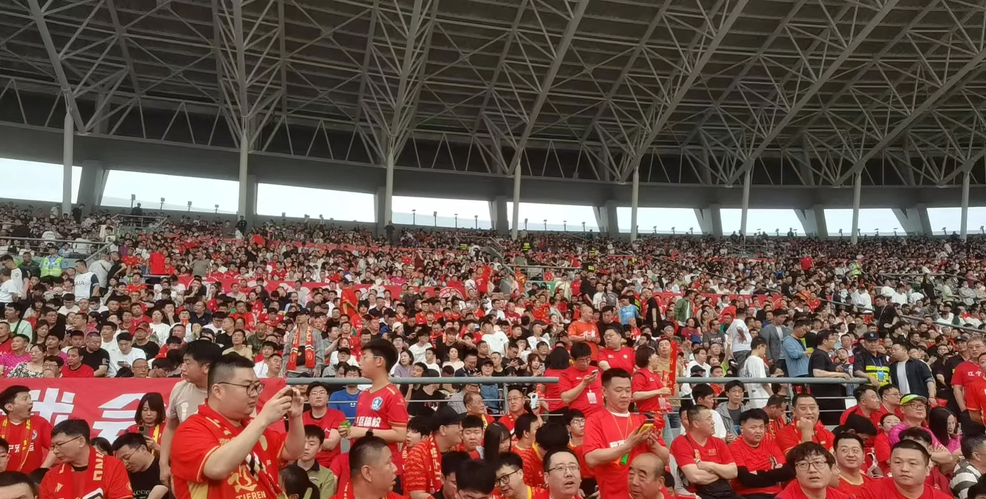 比赛现场球队精彩表现吸引观众目光 比赛现场球队精彩表现吸引观众目光