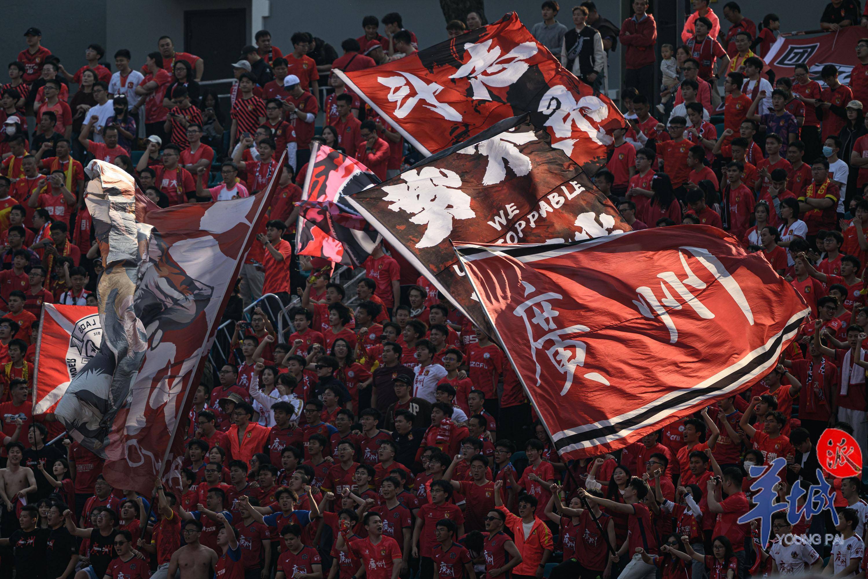 比赛现场球队精彩表现吸引观众目光 比赛现场球队精彩表现吸引观众目光