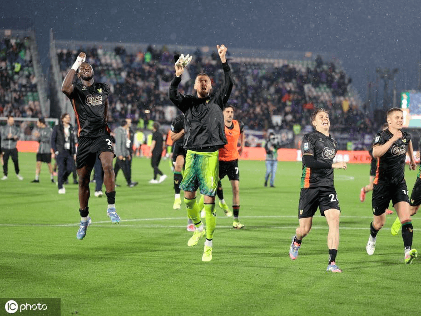 意大利豪门佛罗伦萨球员整装待发备战的简单介绍