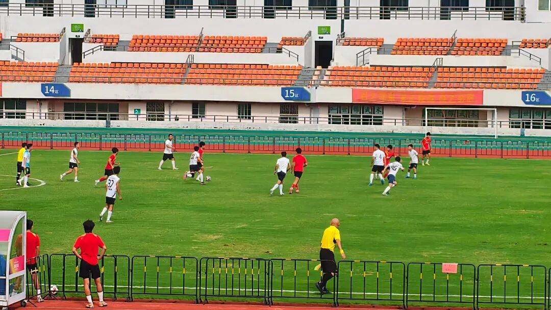 足球赛场胜负悬殊,球员斗志昂扬 足球赛场胜负悬殊,球员斗志昂扬