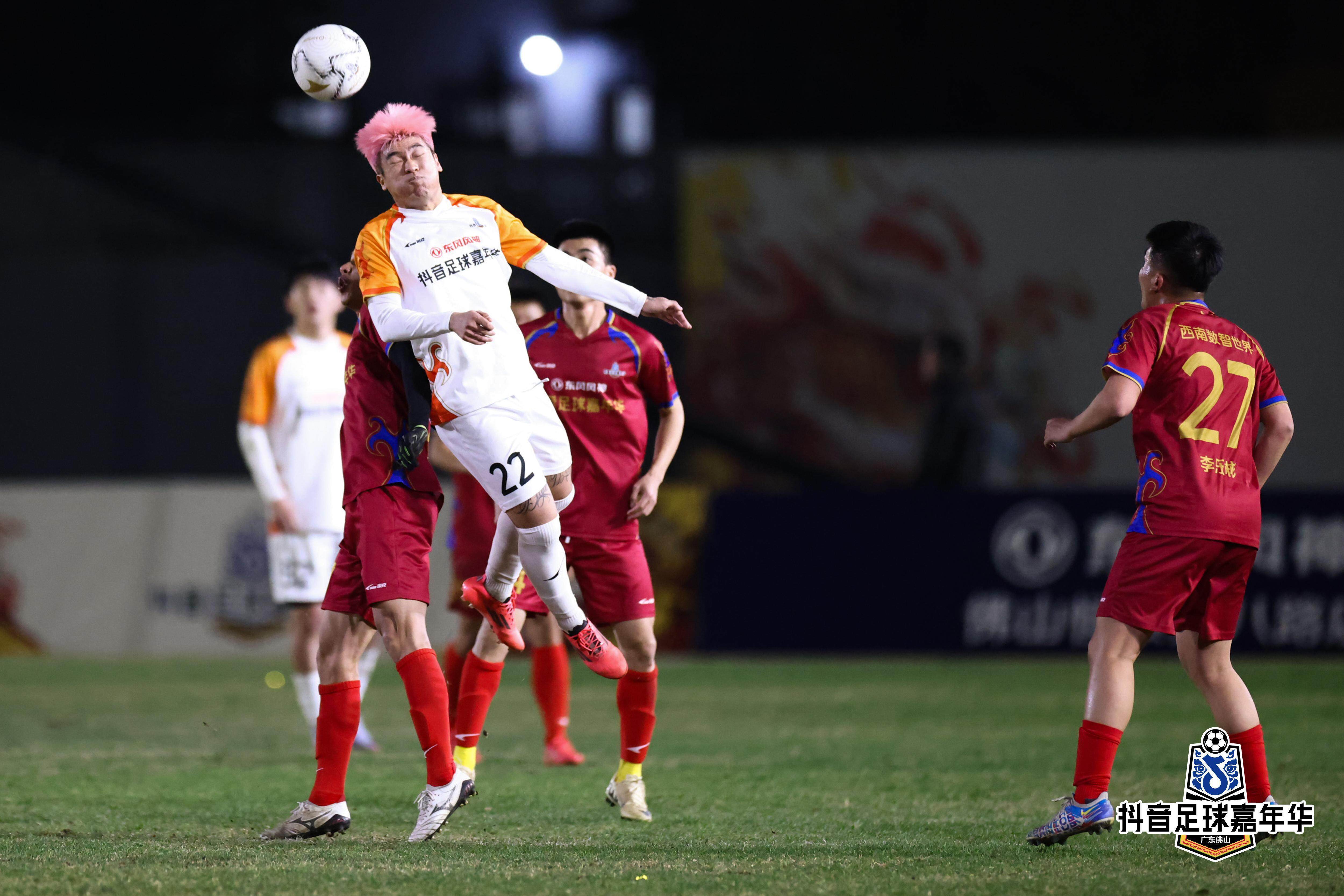 足球场上精彩纷呈，场外球迷掌声不断的简单介绍