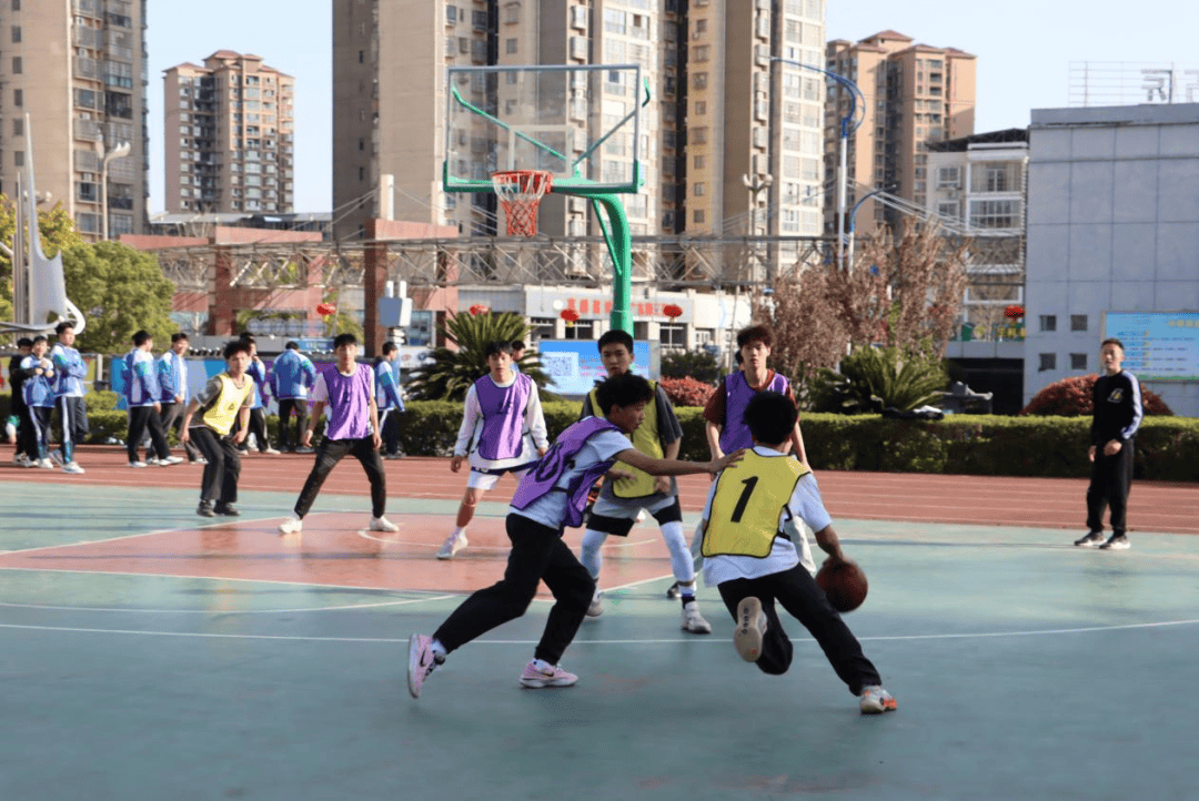 竞技场上的篮球运动愈加激烈激烈