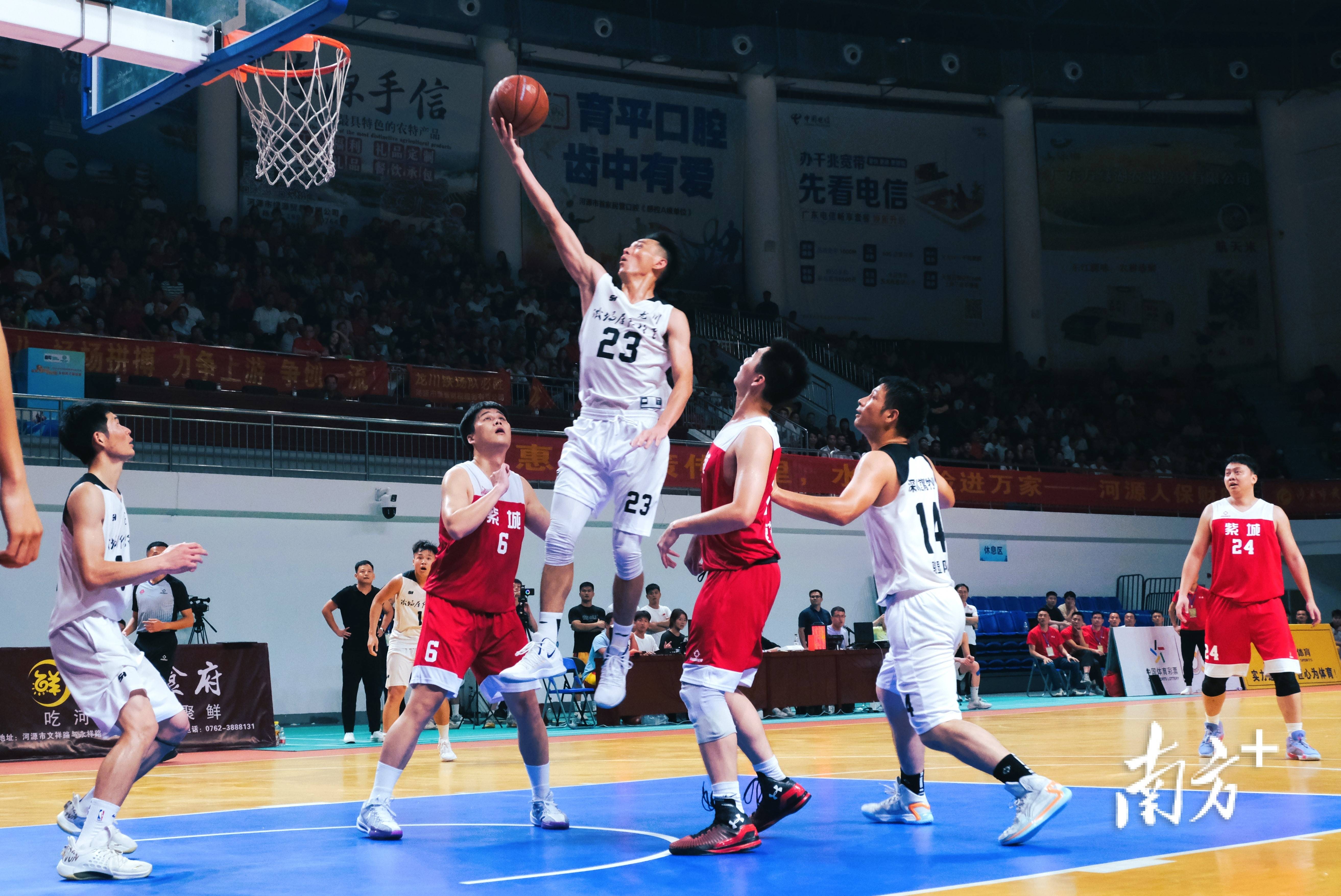 竞技场上的篮球运动愈加激烈激烈