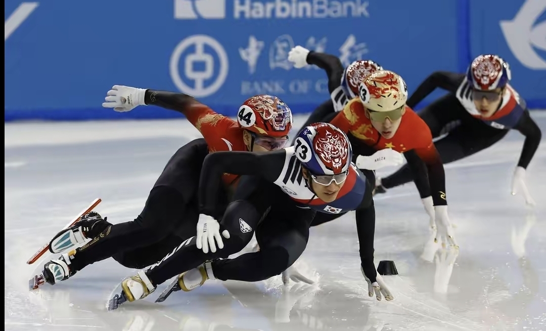 短道速滑选手克服困难，展现出色表现的简单介绍