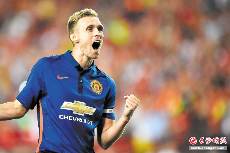 华盛顿首秀立功，助曼联逆转取胜