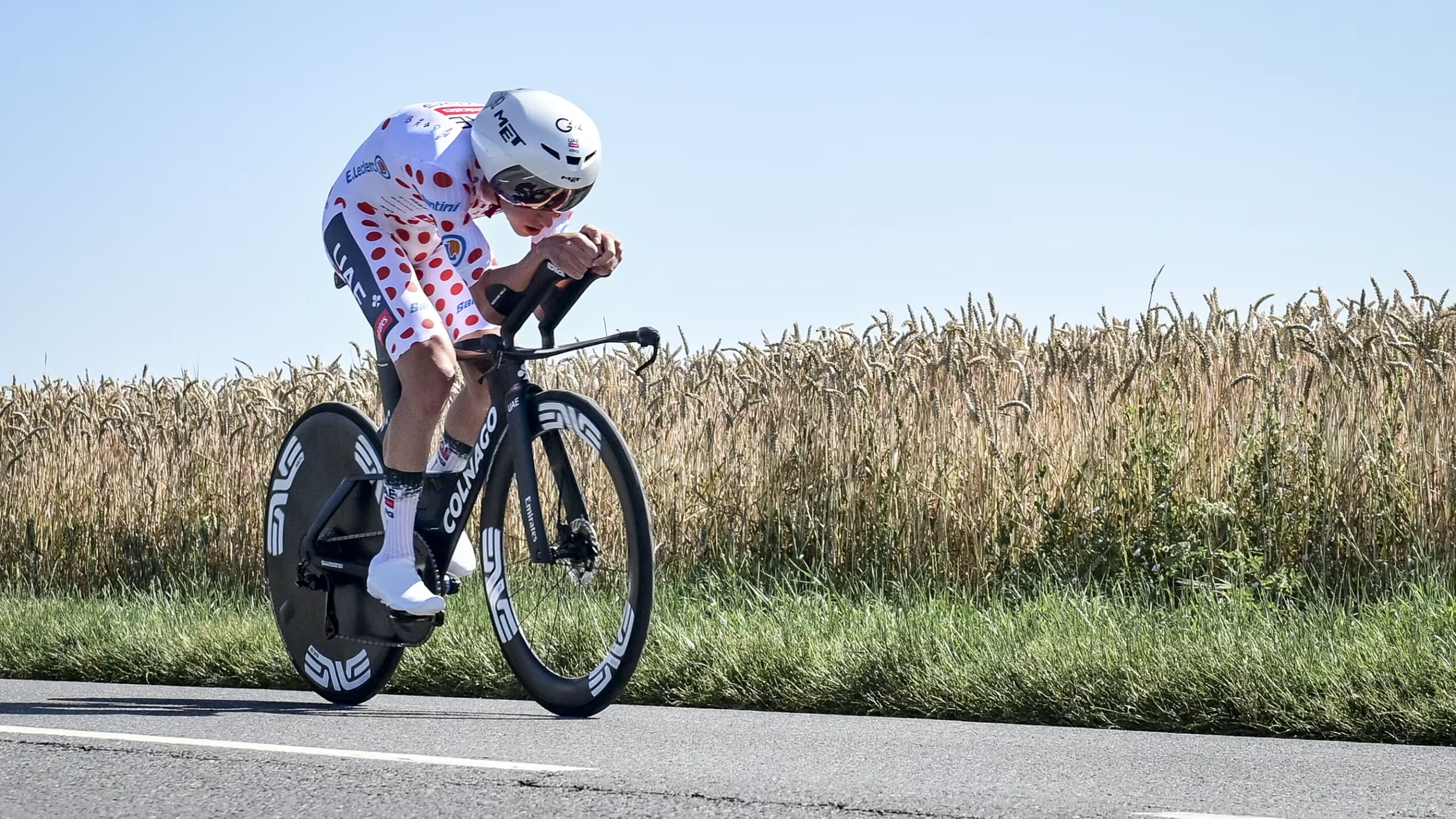 瑞士选手在自行车赛事中冲刺到终点