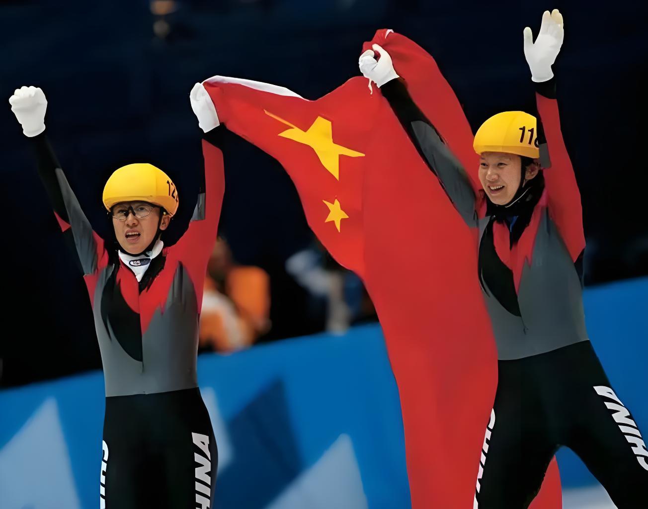 运动员在场上顽强拼搏展现出团队精神