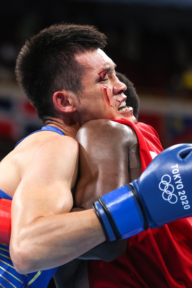 关于烈火燃情：拳击比赛中男子拼尽全力的信息