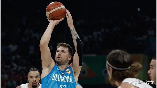 欧洲杯篮球赛：暂停比赛，球员受伤