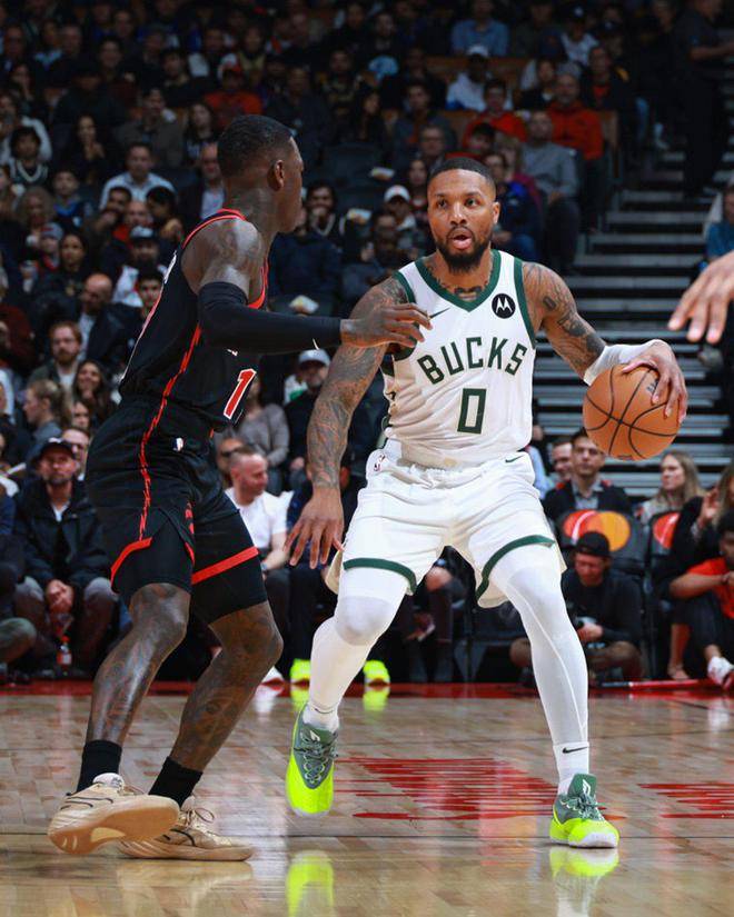 包含雄鹿险胜快船，利拉德状态火热的词条