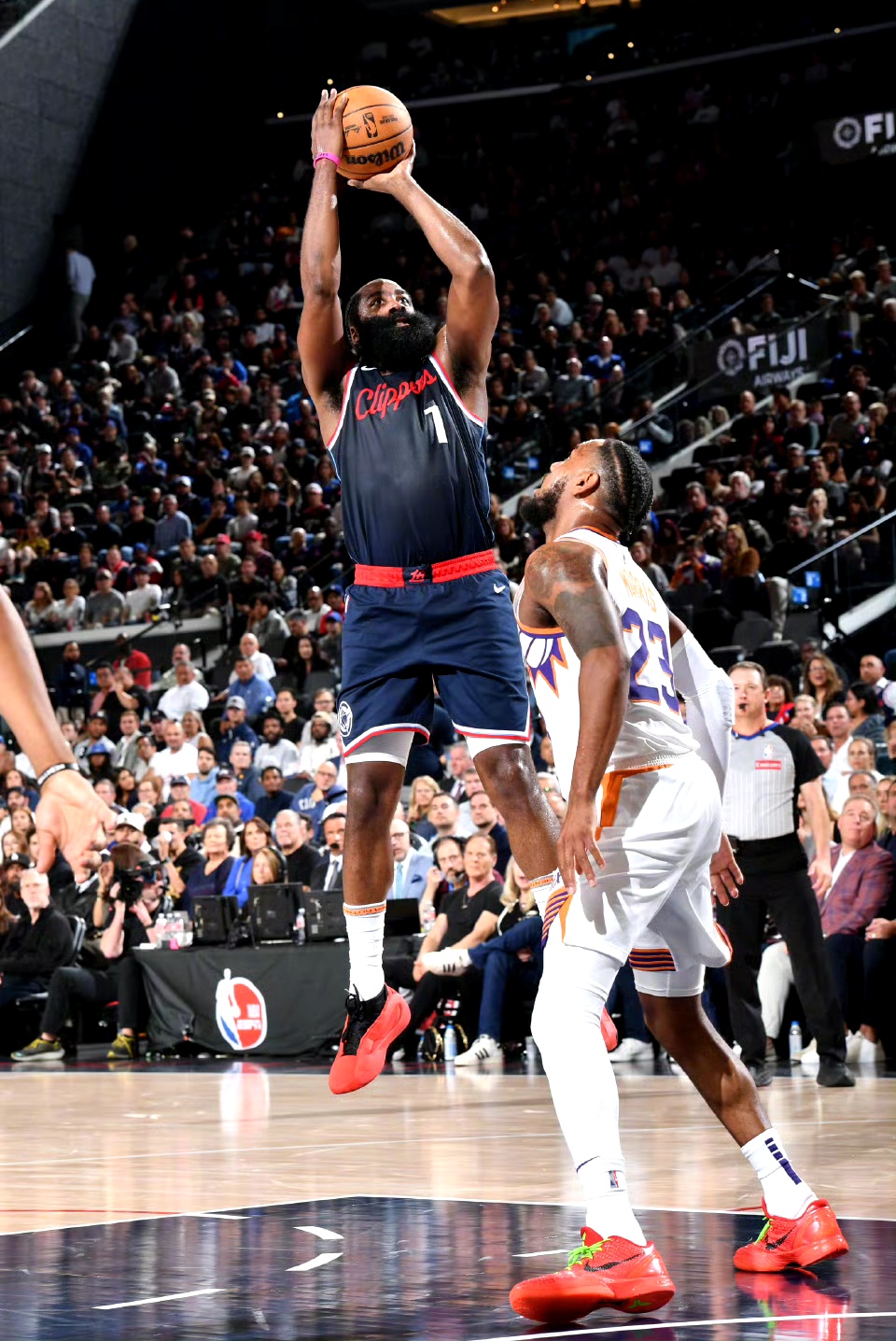 国王逆转山东队，哈登带队取胜