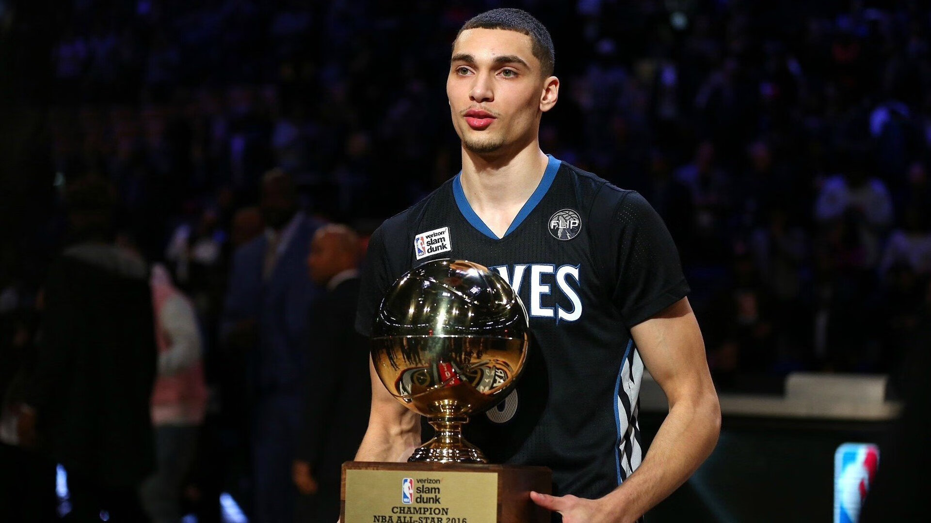 爱德华兹决胜时刻展露锋芒,勇士团队协作力克雄鹿