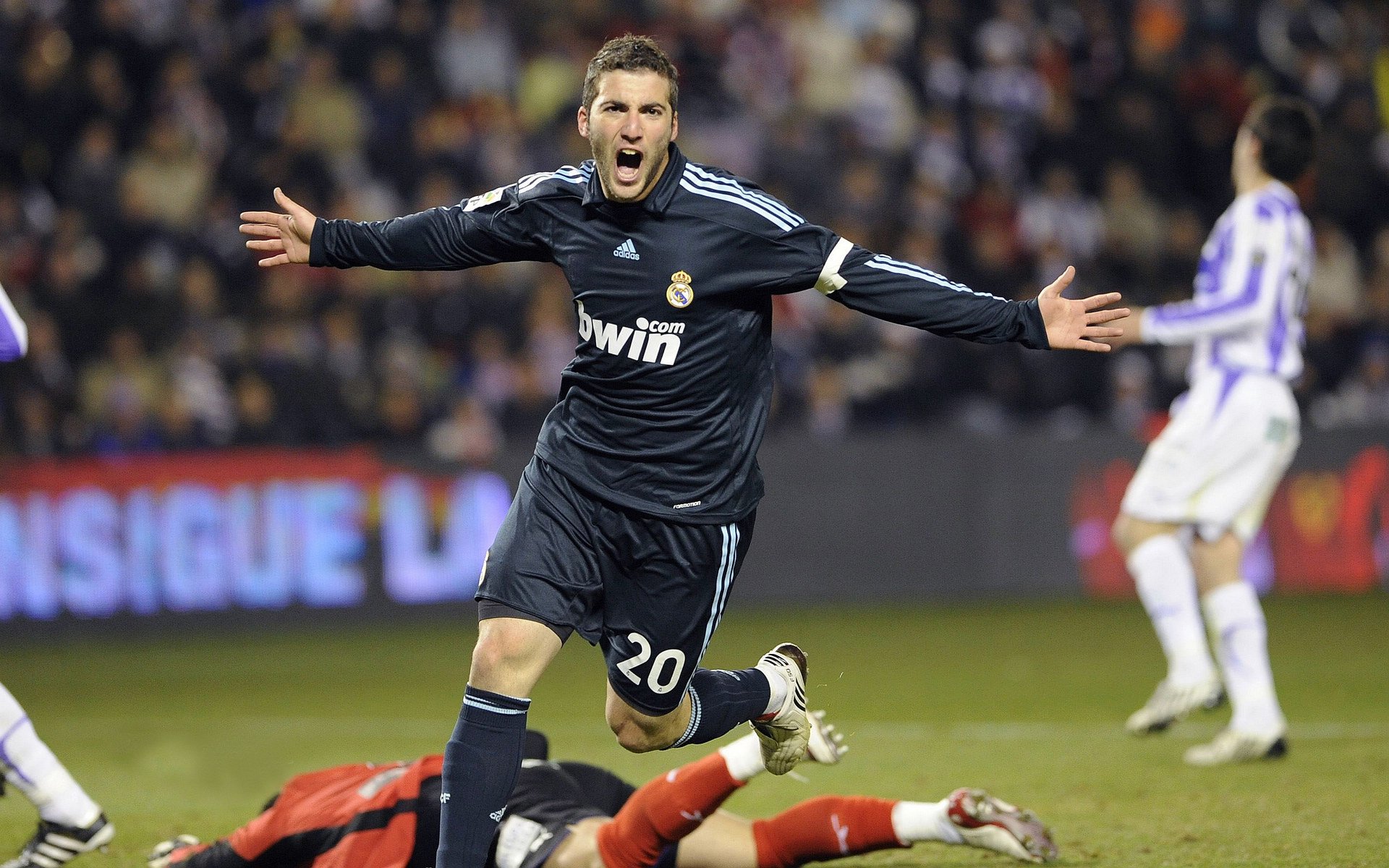 库里锁死对手，湖人打穿国王，双线战役背后的战术博弈